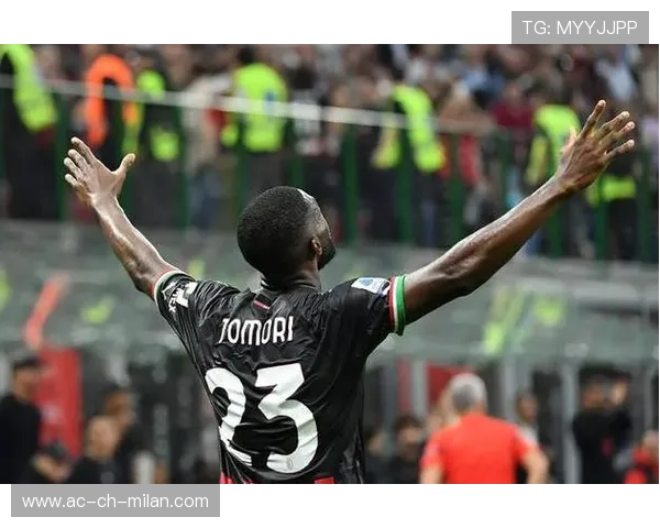 AC米兰后防在训练中接连演练长传应对策略，出球更有威胁