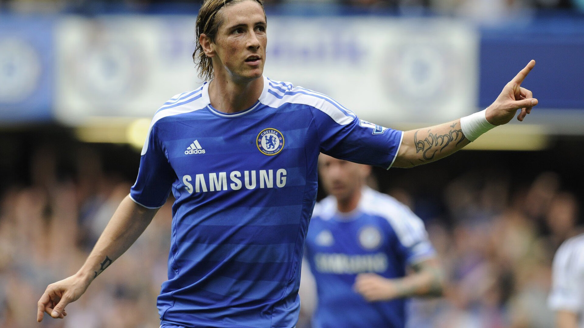 世界城市攀登挑战赛 选手徒手攀爬摩天楼外立面 安全部门全程监控